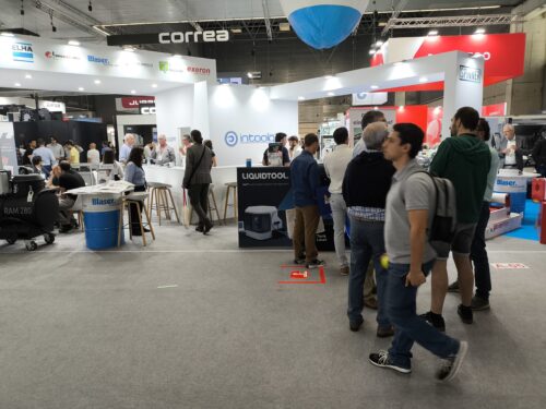 Exposición de maquinaria industrial en un evento de tecnología para la industria